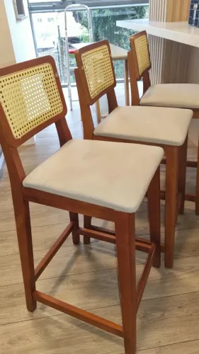 3 Banquetas altas com encosto em palhinha indiana e assento estofado