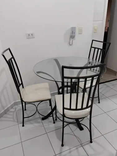 Mesa redonda 1m x 1m, com 4 cadeiras. As cadeiras estão com estofados novos.
