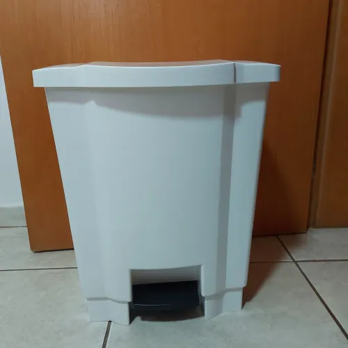 Lixeira com pedal 36L
