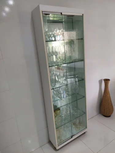 Cristaleira com 2 portas de vidro e led