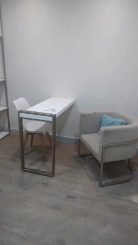 Mesa industrial moderna MDF Branco e Metalon dourado 