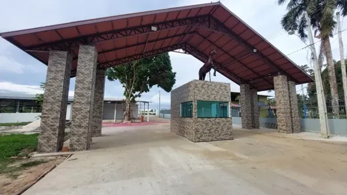 Imperdível, Chácaras Fazenda 2, km 12 da AM 070, beira da pista.