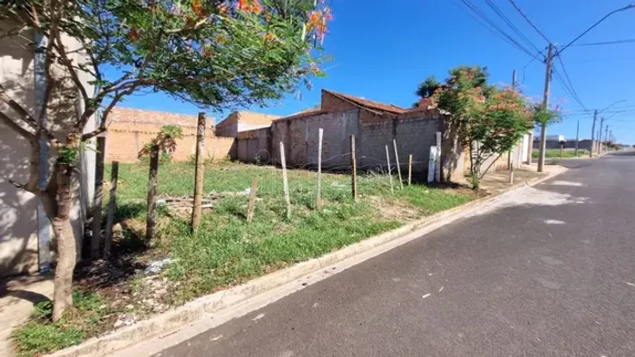 Venda de Terreno / Padrão na cidade de Araraquara