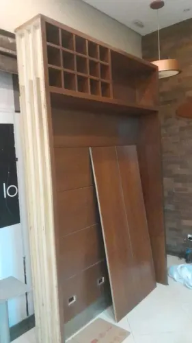 Móvel de madeira bom pra adega ou bar