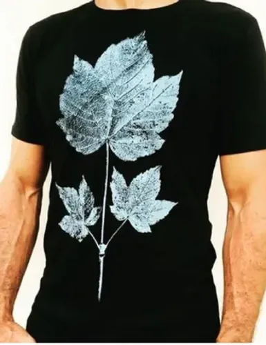 Camiseta Masculina na Cor Preta com Estampa de Planta no Peito