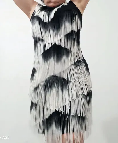 Lindo vestido com detalhe em franjas