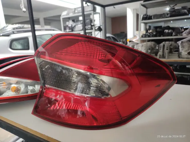 lanterna traseira direita Ford Ka sedan