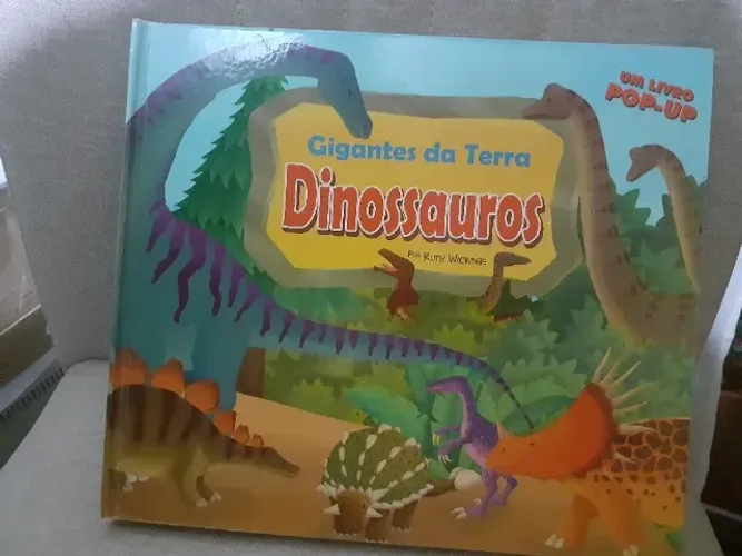 Livro Dinossauros 3D, em bom estado de conservação