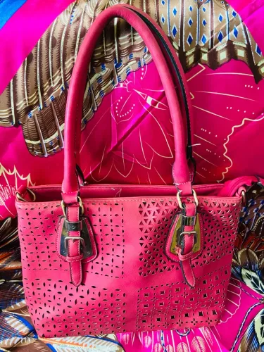 Bolsa Feminina Rosa com Detalhes em Metal