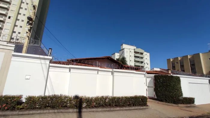 Casa comercial impecável para locação em Araçatuba