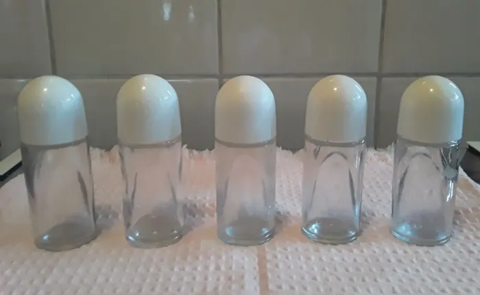 Kit com 5 rascos de vidro com tampa roll-on. Preço da unidade.. 