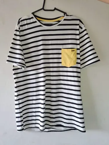 Camiseta listrada masculina. Marca Fore. Tamanho G. Com elastano. Detalhes em amarelo.