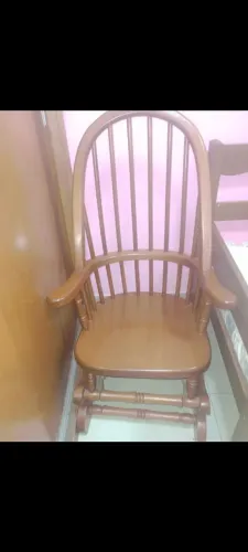 Cadeira de balanço de madeira