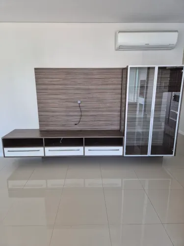 Rack de TV com cristaleira em vidro