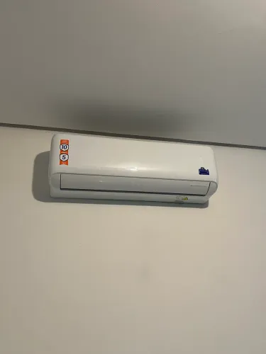 Ar condicionado split GREE 12.000 btu, FRIO, semi novo, precisa reparo