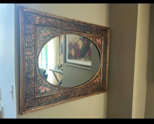 Espelho Decorativo Oval com Moldura Dourada