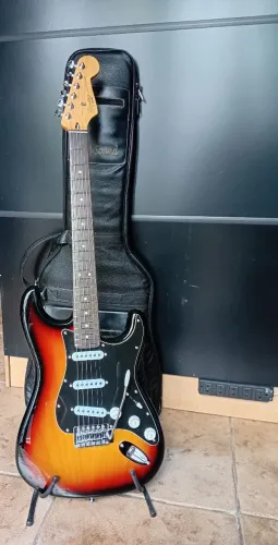 Guitarra Fender Squier Crafted in Índia 2010