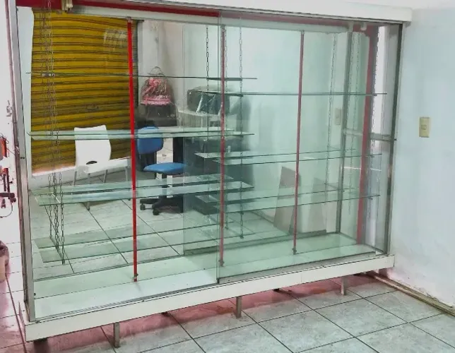 Vitrine usada para loja com espelhos no fundo e prateleiras de vidro