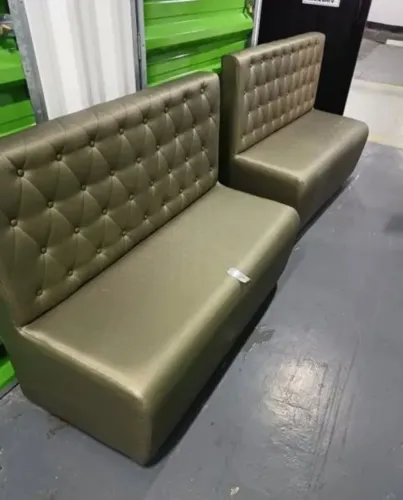 Sofá tipo boot cor verde , tenho 5