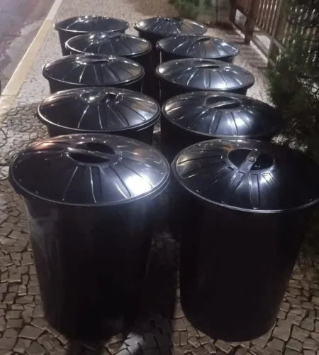 Baldes de plástico com tampa 