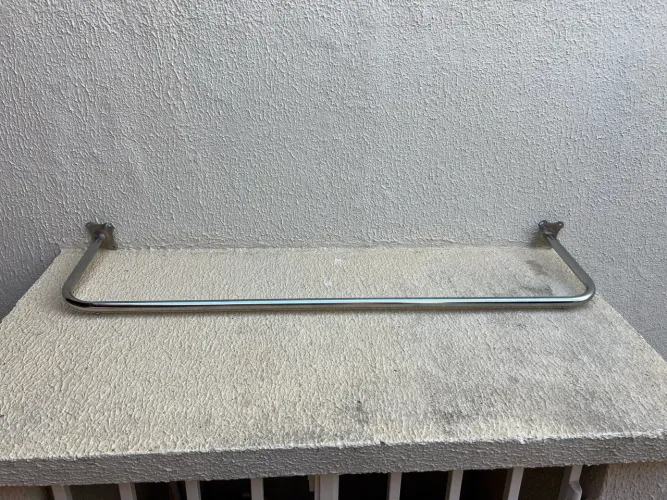 Arara cromada de Parede para roupas 