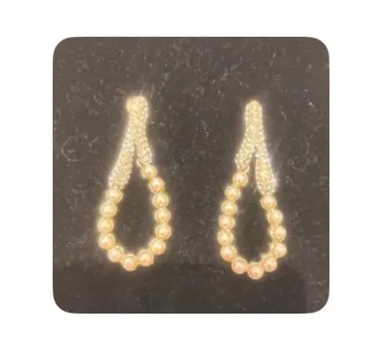 Brincos de pérolas e detalhes em strass