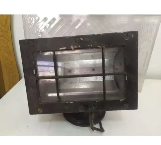 Refletor Industrial Vintage com Grade de Proteção