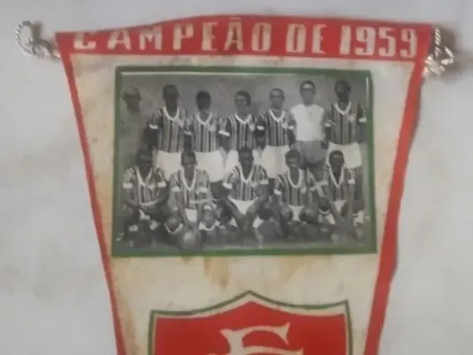 Flâmula do Fluminense campeão carioca de 1959 com foto do time