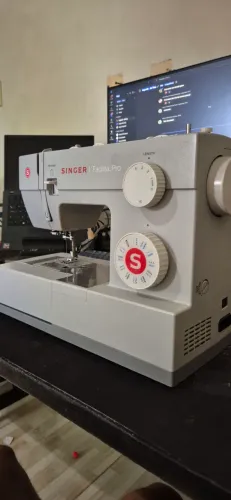 Máquina de Costura Singer Facilita Pro 4423 Mecânica 220 Volt | 23 Pontos