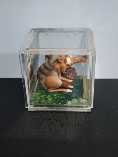 Cubo com o personagem Scrat Era do Gelo 2 de 2005 da Matel 6cm