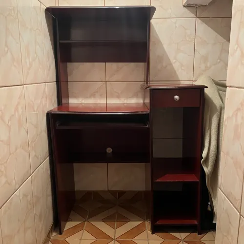 Escrivaninha de escritório com prateleiras, gaveta e porta teclado em ótimo estado