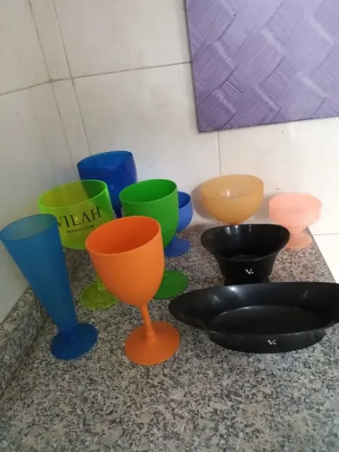 Taças coloridas Plástica e petisqueiras pretas