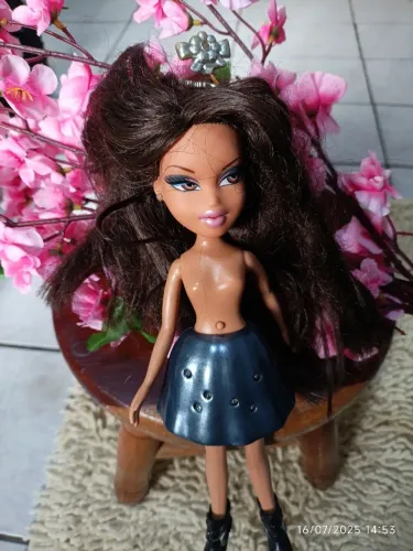 Boneca bratz yasmin funk and glow - 25cm - no estado.
