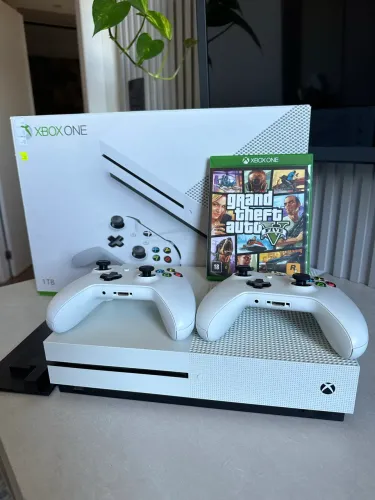 Xbox One S 1TB + 2 controles + GTA V