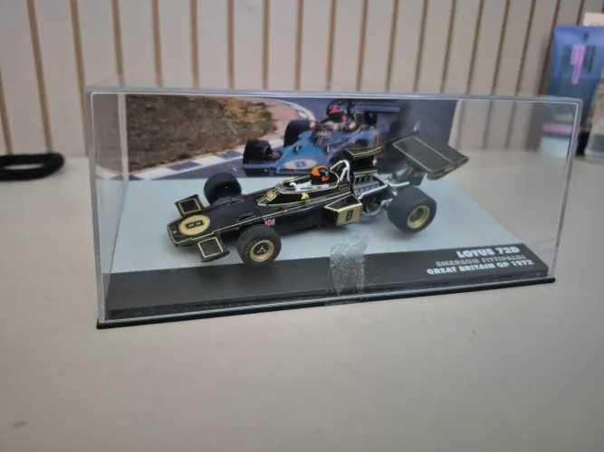 Miniatura F1 Lotus 72D Emerson Fittipaldi 1972Lendas Brasileiras do Automobilismo