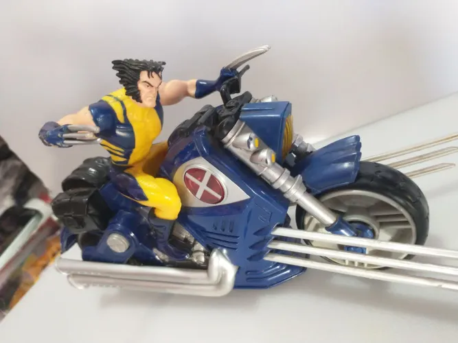Boneco Wolverine na moto X-Men