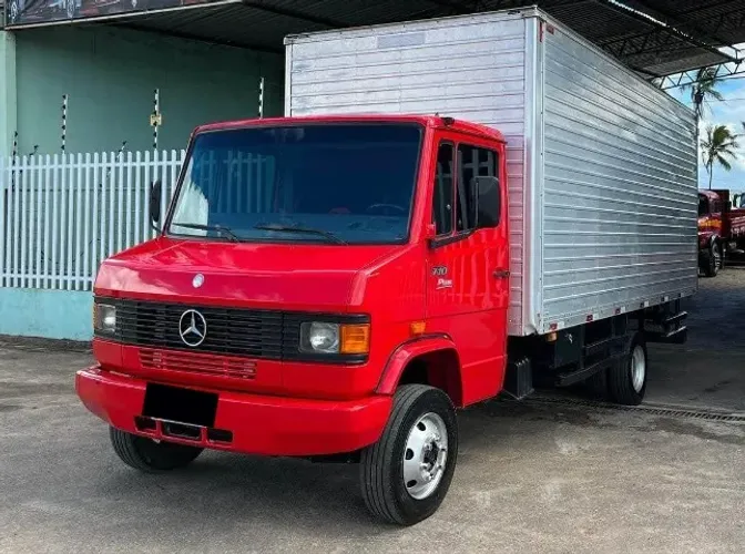 Mercedes-Benz 710 Plus Baú  2011