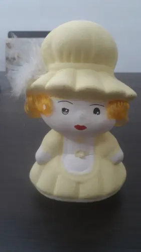 Estatueta De Gesso - Mulher Antiga Em Amarelo - Vintage