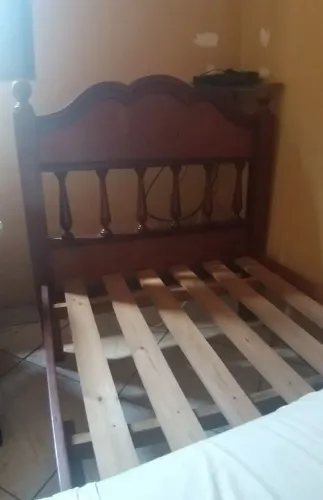 Cama de Solteiro de Madeira Maciça