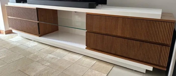 Rack Alessio - Moderno, Espaçoso e em Perfeito Estado!