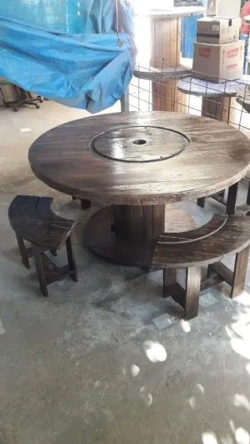 Mesa Gigante de 1,50 e bancos de madeira rústica
