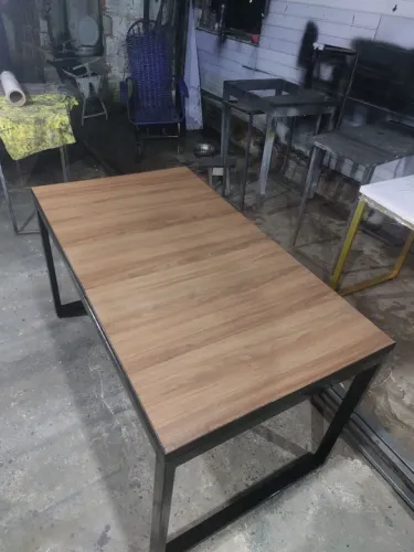 Mesa de Jantar em Mdf com Pernas de Ferro