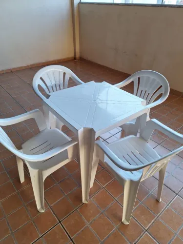 Jogo de 1 mesa + 4 cadeiras de plástico