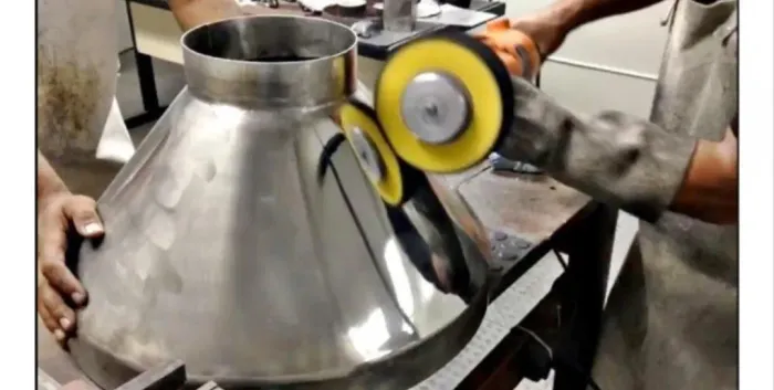 Trabalho com solda em aço inox, acabamento e polimento em aço inox.