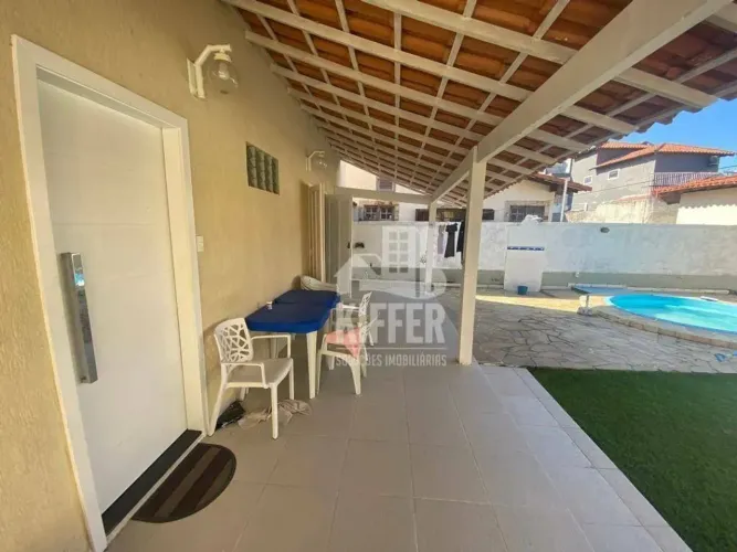 Casa à Venda na Quadra da Praia de Piratininga com Piscina