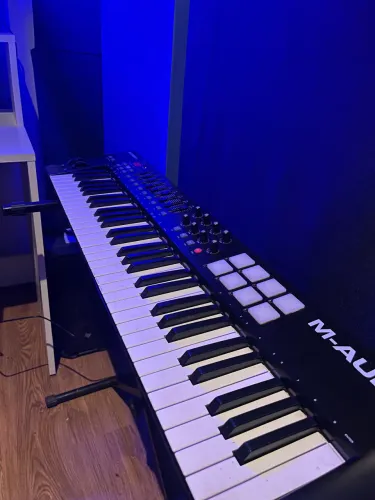 Teclado mídi oxygen 61 teclas 8 pads