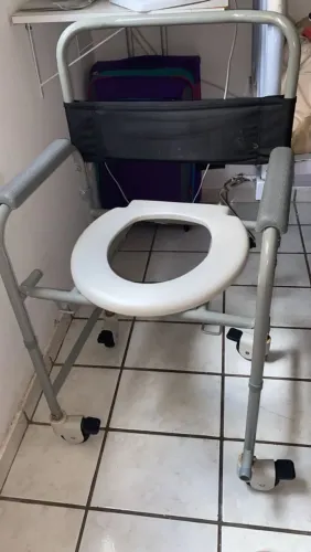 Vendo cadeira de rodas para pessoas acamada 