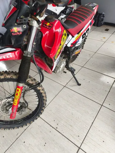Duas motos à venda.