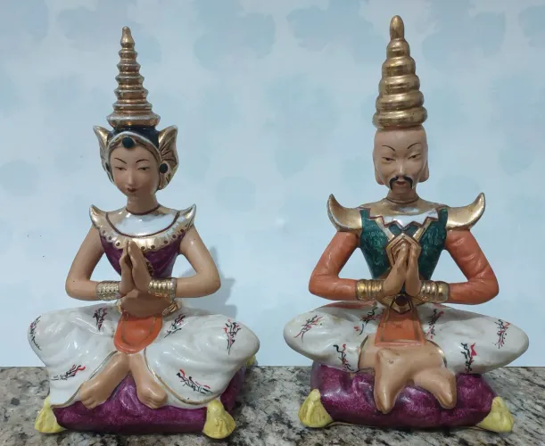 Estatuetas Em Porcelana Oriental Postura Da Prosperidade