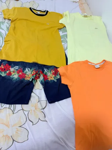 Roupas super conservadas.